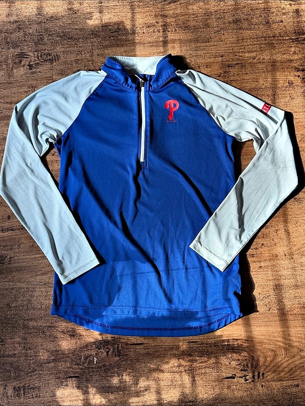 Boys Phillies shirt Size 14-16 Like New